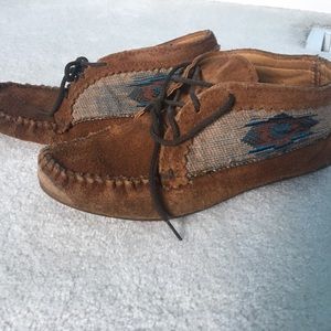 Size 7 Moccasins with embroidery Minnetonka